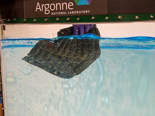 Reusable sponge that soaks up oil