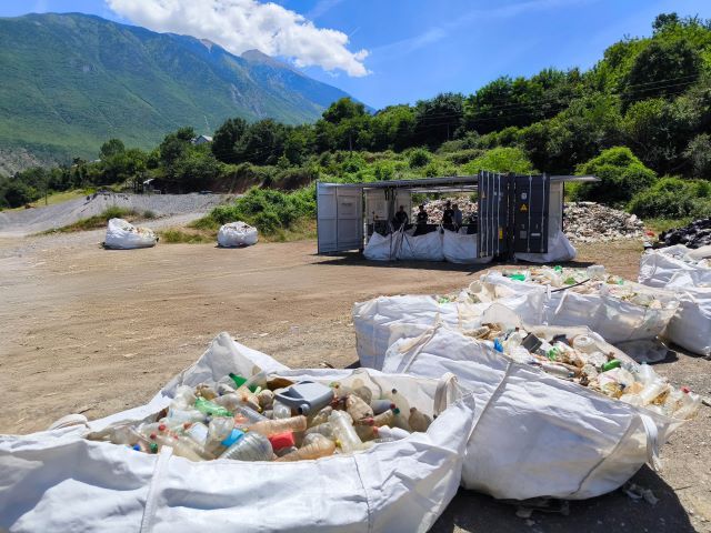 SortX, the world’s first mobile sorting container to tackle river plastic pollution